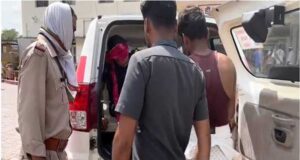 टीकमगढ़ के डायल-112 हीरोज सड़क दुर्घटना में घायल दो युवतियों एवं एक युवक को त्वरित सहायता से पहुँचाया अस्पताल