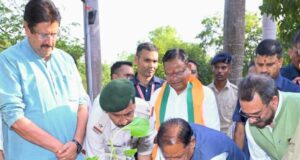 राजीव स्मृति वन में बरगद का पौधा लगाकर दिया पर्यावरण संरक्षण का संदेश