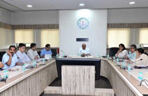 मुख्य सचिव ने सीएम हेल्पलाइन में संवेदनशीलता से काम करने के दिए निर्देश