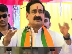 Datia Bypoll: भरी सभा में रो पड़े नरोत्तम मिश्रा, कहा- हर गांव जाकर भाई आशुतोष के लिए मांगूंगा वोट