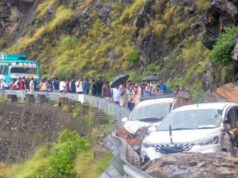 पहाड़ों पर मौसम का डबल अटैक, उत्तराखंड में 142 सड़कें बंद, कांगड़ा में बाढ़ से 18 घर और स्कूल बहे
