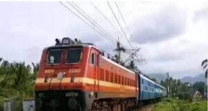 तीसरी रेल लाइन के कारण टली शटल ट्रेन सेवा, यात्रियों को इंतजार