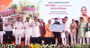मंच से 10 लाभार्थियों का सम्मान: महिलाओं को आवास-रोजगार, किसानों को ड्रोन और मेधावियों को मिला लैपटॉप