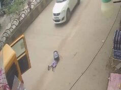 छत्तीसगढ़ में स्कूल वैन से गिरा बच्चा, चलते वाहन का गेट खुलने से मचा हड़कंप