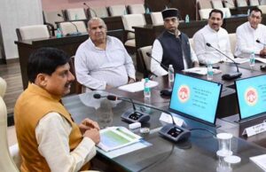 कम पानी और कम अवधि वाली फसलें अपनाने के लिए किसानों को करें प्रेरित