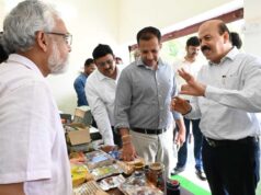 कृषि विश्वविद्यालय में उपलब्ध अधोसंरचनाओं तथा अनुसंधान एवं विस्तार गतिविधियों का जायजा लिया