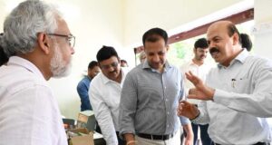 कृषि विश्वविद्यालय में उपलब्ध अधोसंरचनाओं तथा अनुसंधान एवं विस्तार गतिविधियों का जायजा लिया