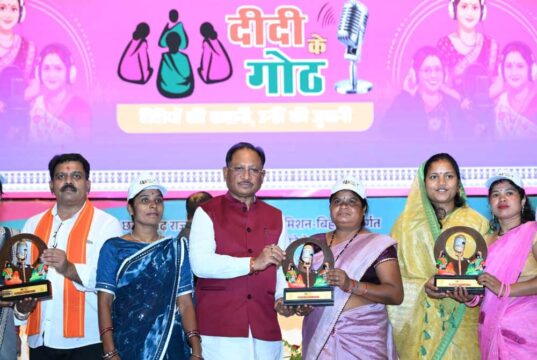 मुख्यमंत्री ने ‘दीदी के गोठ’ कॉफी टेबल बुक, ‘बिहान वाणी’ त्रैमासिक पत्रिका एवं ‘मोर गांव मोर पानी’ पुस्तक का किया विमोचन