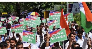 हेमंत सोरेन के फैसले पर छात्रों ने बांटी मिठाइयां, कहा- परीक्षा रद्द होना पहली जीत, CBI जांच तक अनशन जारी