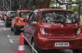 Bengaluru Parking Rules: फुटपाथ पर पार्किंग की तो नहीं बचेगी गाड़ी, भारी जुर्माने के साथ टोइंग की तैयारी