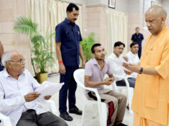 सीएम योगी आदित्यनाथ ने ‘जनता दर्शन’ में सोमवार सुबह प्रदेश के कई जनपदों से आए लोगों की सुनीं समस्याएं