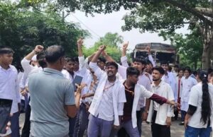 बिहार में नर्सिंग छात्रों का हंगामा, 90% फेल होने पर बिहटा-पालीगंज मार्ग 3 घंटे जाम