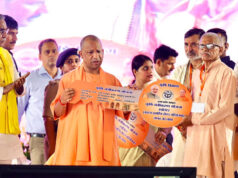 मुख्यमंत्री योगी ने विभिन्न योजनाओं के लाभार्थियों को दिए चेक, प्रमाण पत्र और घरों की सांकेतिक चाबियां