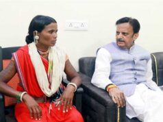बीमारी से प्रभावित बैगा परिवारों से भेंट कर की चर्चा