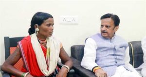 बीमारी से प्रभावित बैगा परिवारों से भेंट कर की चर्चा