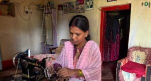 पार्वती बघेल घर बैठे कर रहीं अतिरिक्त आमदनी, छोटी बचत से संवार रहीं बेटी का भविष्य