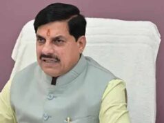रक्षाबंधन पर्व पर बहनों ने उज्जैन में मुख्यमंत्री को तिलक लगाकर रक्षासूत्र बांधा