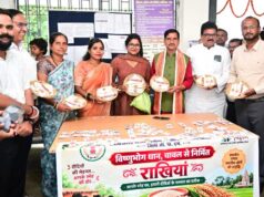 बिहान समूह की महिलाओं ने केंद्रीय राज्य मंत्री तोखन साहू को भेंट किया विष्णुभोग चावल और धान से बनी राखी