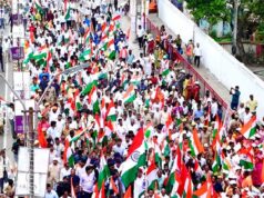 मुख्यमंत्री के नेतृत्व में निकाली गई तिरंगा यात्रा का पूरे रास्ते पुष्पवर्षा से किया गया भव्य स्वागत