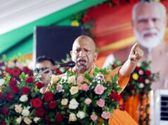 गोरखपुर में मुख्यमंत्री योगी आदित्यनाथ के नेतृत्व में भव्य तिरंगा यात्रा में शामिल हुए हजारों लोग