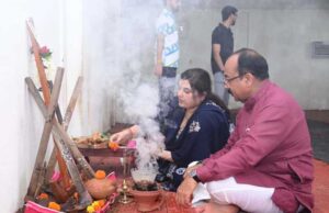 गौमाता और कृषि औजारों की पूजा-अर्चना कर अच्छी फसल व खुशहाली का कामना की