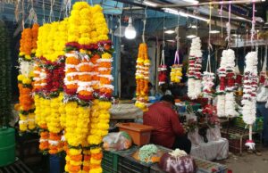 बारिश और बढ़ती मांग से फूलों की कीमतों में 60% तक उछाल