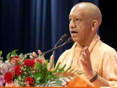 वाराणसी में बाढ़ प्रभावितों के राहत सामग्री वितरण कार्यक्रम में सम्मिलित हुए मुख्यमंत्री योगी आदित्यनाथ