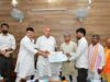 अयोध्या-बस्ती में आपदा प्रभावित परिवारों तक पहुंची सरकारी मदद, प्रभारी मंत्री ने सौंपे चेक