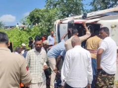 तेज रफ्तार बस पलटी, एक यात्री की मौत; 20 लोग घायल