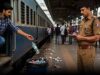 स्टेशन पर गंदगी फैलाने वालों पर सख्ती, कचरा फेंका या थूका तो लगेगा 1000 रुपये का जुर्माना
