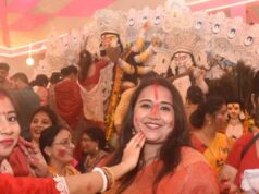 विजयादशमी पर भावुक हुआ बंगाली पूजा पंडाल, सिंदूर खेला कर महिलाओं ने मां दुर्गा से मांगा आशीर्वाद