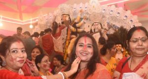 विजयादशमी पर भावुक हुआ बंगाली पूजा पंडाल, सिंदूर खेला कर महिलाओं ने मां दुर्गा से मांगा आशीर्वाद