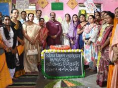 जमीन पर बैठकर बच्चों संग खेले अरुण साव