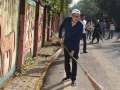 गांधी जयंती पर राज्यपाल डेका ने चलाया स्वच्छता अभियान, खुद की साफ-सफाई