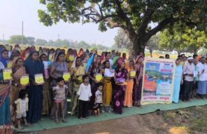 आयुक्त तारन प्रकाश सिन्हा ने खंडुआ में किया सिंचाई नाली निर्माण कार्य का निरीक्षण, श्रमिकों से किया सीधा संवाद