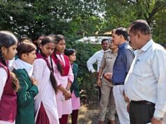 खंडवा में छात्राओं का अनोखा विरोध, अधीक्षिका के निलंबन से भावुक होकर कलेक्टर के पास पहुंचने निकलीं