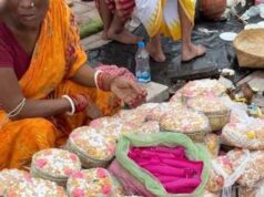 नवरात्र में पूजा कॉम्बो पैक तैयार कर आत्मनिर्भरता की राह मजबूत कर रहीं वाराणसी की महिलाएं