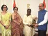 राज्य की प्रथम महिला रानी डेका काकोटी ने भेंट की छत्तीसगढ़ की प्रसिद्ध कोसा साड़ी