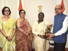 राज्य की प्रथम महिला रानी डेका काकोटी ने भेंट की छत्तीसगढ़ की प्रसिद्ध कोसा साड़ी